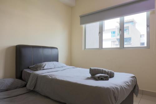- une chambre avec un lit, une couverture et une fenêtre dans l'établissement Cozy 2 bedroom w Pool - 6 Pax - Kajang, à Kajang