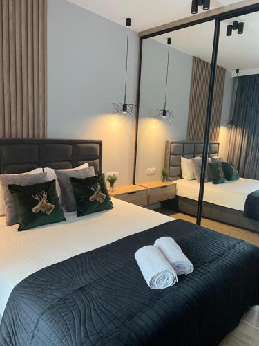 Tempat tidur dalam kamar di Apartamentowiec Opole