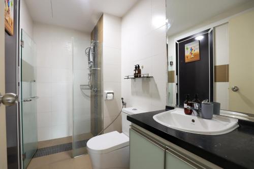 La salle de bains est pourvue d'un lavabo, de toilettes et d'une douche. dans l'établissement Cozy 2 bedroom w Pool - 6 Pax - Kajang, à Kajang