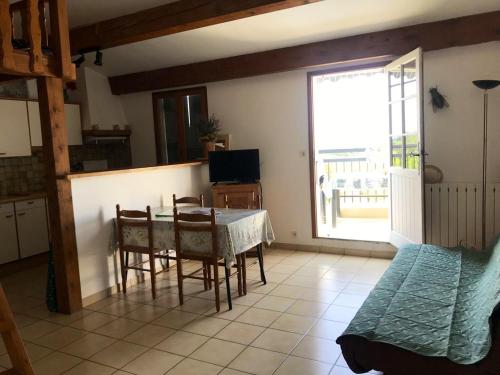 Posedenie v ubytovaní Charmante location avec piscine partagée à Orgnac-l'Aven, 60 m²tr