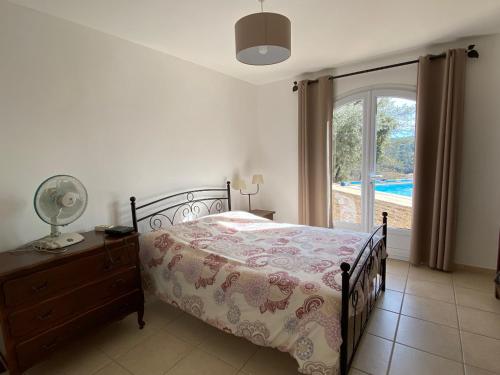 une chambre avec un lit et une fenêtre dans l'établissement Feriehus med privat pool i Carces, à Carcès