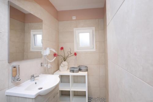 a bathroom with a sink and a mirror at Casa Di Nina in Ýpsos