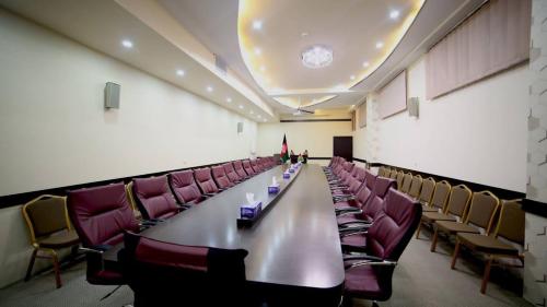 Sadaf Hotel in Herat في هرات: قاعة اجتماعات كبيرة مع طاولة وكراسي طويلة