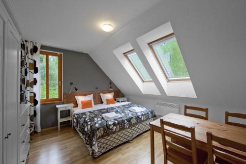 Un dormitorio con una cama y una mesa. en Penzion Blanko, en Nová Bystřice