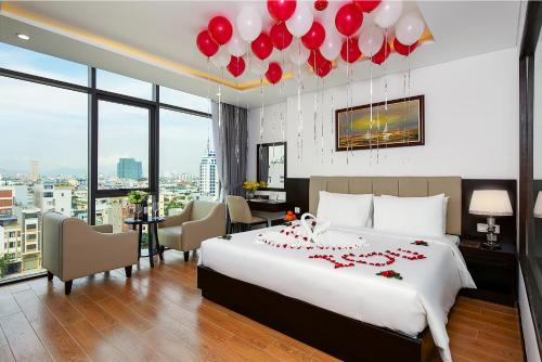 Postel nebo postele na pokoji v ubytování Golden Line Hotel Danang