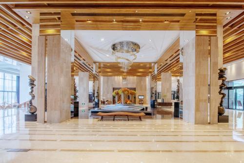 a lobby with a bench in the middle of a building at Mission Hills Hotel Resorts Dongguan in Dongguan