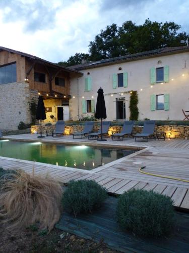 une maison avec piscine devant un immeuble dans l'établissement La Maison des 3 Chouettes, à Sepx