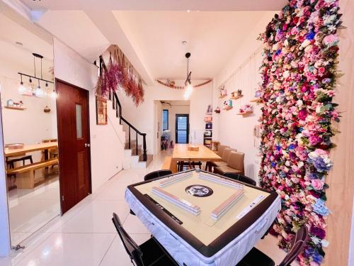 a room with a table and a wall of flowers at 安平六合居 六合館 in Tainan