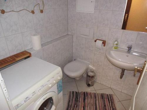 ein Badezimmer mit einer Waschmaschine und einem Waschbecken in der Unterkunft  Sehr schöne 4 Raum Maisonette-Fewo mit 110qm + Balkon + zentral & preiswert - T7  in Dresden