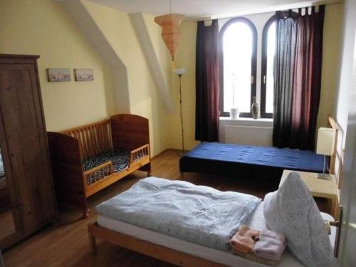 - une chambre avec 2 lits et une fenêtre dans l'établissement Sehr-schoene-4-Raum-Maisonette-Fewo-mit-110qm-Balkon-zentral-preiswert-T7, à Dresde