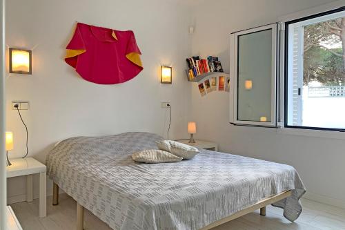 レスカラにあるVilla Gran Sonniのベッドルーム(ベッド1台、窓付)