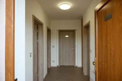 an empty hallway with a door at Penzion Sudomír in Sudoměřice