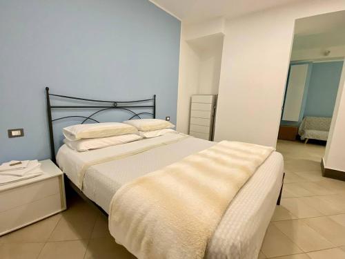 a bedroom with a large bed with white sheets at La casetta di Monterosso in Monterosso al Mare