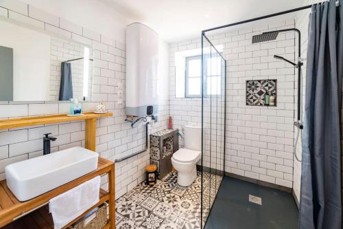 Baño blanco con lavabo y aseo en Apt neuf / tout confort / 7 mn d'Auxerre / Netflix 