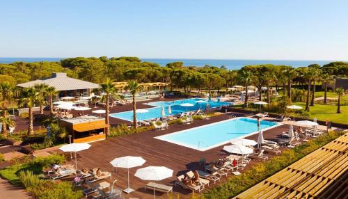 uma vista superior de uma piscina num resort em EPIC SANA Algarve Hotel em Albufeira