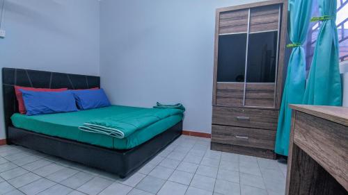 a bedroom with a bed and a glass shower at Bunut Centre Stay in Bandar Seri Begawan