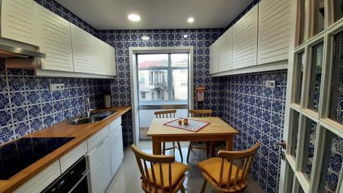 eine kleine Küche mit Tisch und Spüle in der Unterkunft taol in Vila Nova de Gaia