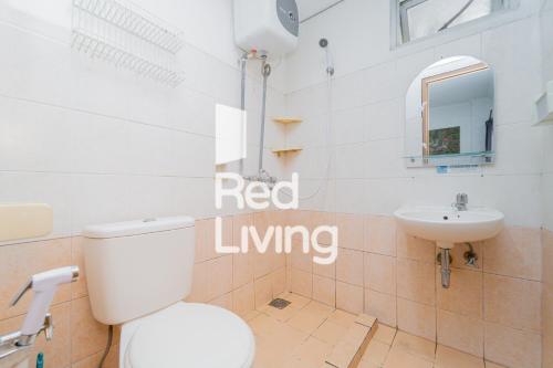 RedLiving Apartemen Mediterania Palace - Meditrans Property Tower B في جاكرتا: حمام به مرحاض أبيض ومغسلة