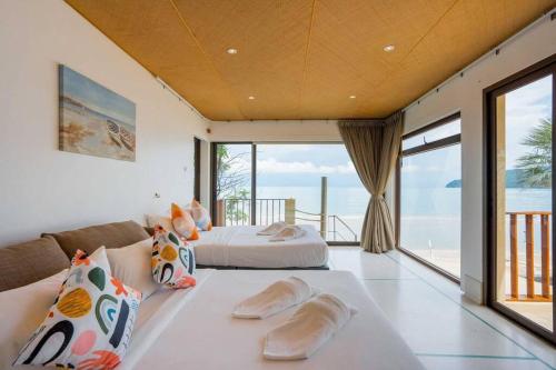 Postel nebo postele na pokoji v ubytování Marine Stay Pool Villa 300yod ปราณบุรี-สามร้อยยอด บ้านพักติดทะเล พูลวิลล่าติดทะเล