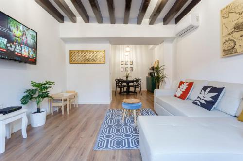 sala de estar con sofá blanco y mesa en TACITA Family Home by Cadiz4Rentals, en Cádiz