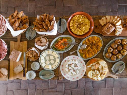 una mesa llena de muchos tipos de alimentos diferentes en São Lourenço do Barrocal, en Monsaraz