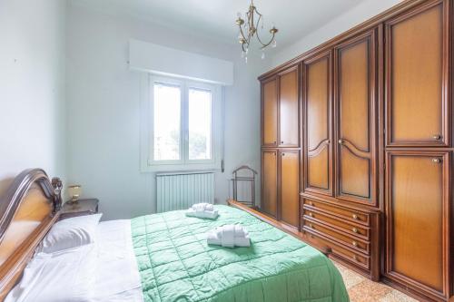 1 dormitorio con 1 cama y un gran armario de madera en Ranzani 8, en Bolonia