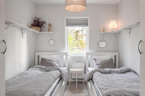 A bed or beds in a room at Stora Frögården