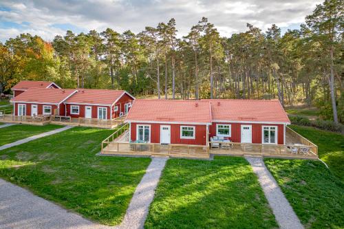 a house with a red roof in the middle of a yard at Stora Frögården in Mörbylånga