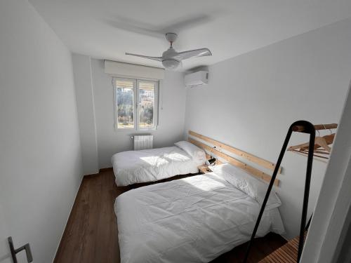 um quarto com 2 camas e uma ventoinha de tecto em Apartamento en Granada em Granada