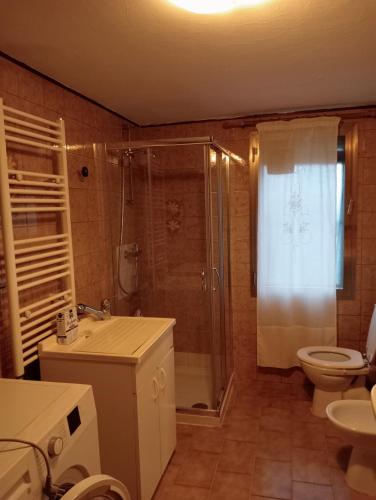 uma casa de banho com um chuveiro, um WC e um lavatório. em Appartamento Malcontenta em Mira
