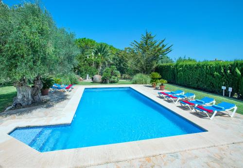 Piscina a Owl Booking Villa Can Pou - Luxury Holidays in Royal Gardens o a prop