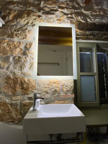 y baño con lavabo y espejo. en Charmantes Ferienhaus mit Pool und Garten-Villa Šterna II, en Kaštelir