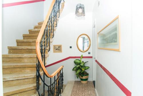 una escalera en una casa con paredes rojas y blancas en MySuite Istanbul Cihangir, en Estambul