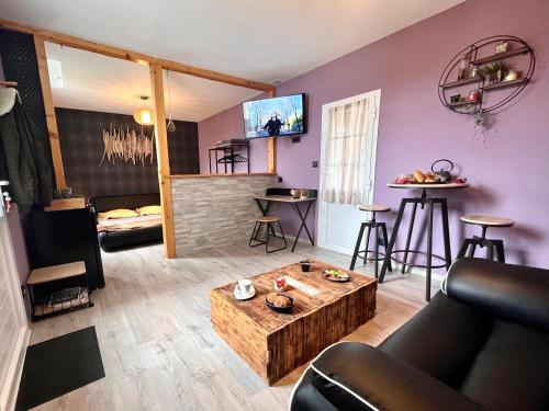 sala de estar con sofá y mesa de centro en * La Maisonette * avec Sauna & Hammam privatifs, en Nevers