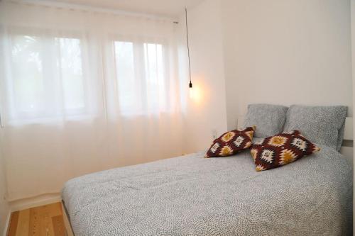 una camera con un letto con due cuscini sopra di Casa do Pilar - D. Luís I a Vila Nova de Gaia