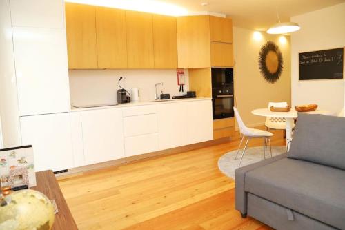 a living room with a couch and a kitchen at Casa do Pilar - D. Luís I in Vila Nova de Gaia