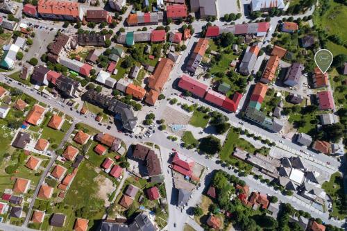 una vista aérea de una ciudad con casas y calles en Sunset Apartment Kolašin en Kolašin