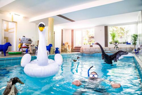 a pool with swans and swans in a house at Fettehenne Gästehaus in Erkrath