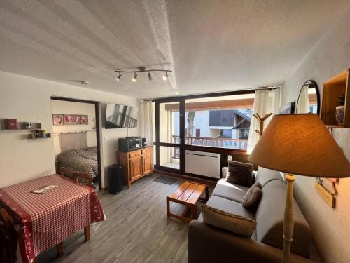 un salon avec un canapé et un lit dans l'établissement Appt T2 4 pers Saint Lary centre Village Parking, à Saint-Lary-Soulan