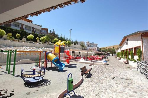 un parque infantil con tobogán y equipo de juegos en Ugurlu Termal Tatil Köyü, en Gaziantep