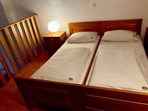 um quarto com 2 camas individuais e uma mesa de cabeceira em Prestranek Castle Estate em Postojna
