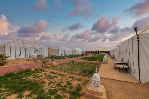 Jardín al aire libre en DWO Golden Camp Merzouga