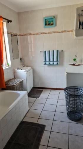 y baño con bañera y lavamanos. en Kleinbegin, 3 bedroom homely house, en Gansbaai