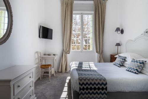 Postel nebo postele na pokoji v ubytování Demeures et Châteaux Hôtel L'Hermitage