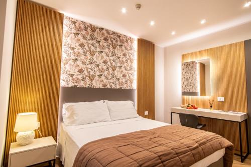 Cette chambre comprend un lit et un lavabo. dans l'établissement Hotel Belvedere, à Roccaraso