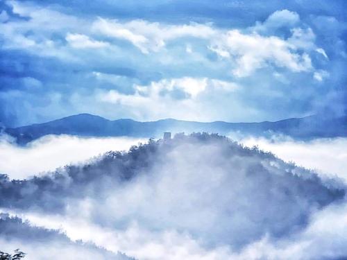 a view of a mountain covered in fog and clouds at AL CORNIOLO in Zerba