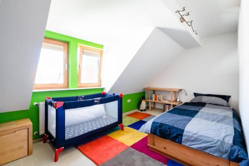 Münzenberg的住宿－Ferienhaus Burgblick，一间卧室配有床和色彩缤纷的地毯