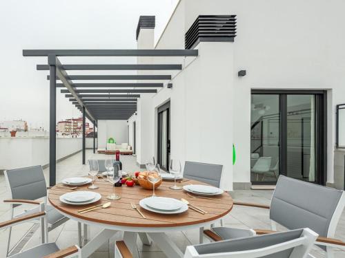 Tejares Sevilla Luxury Penthouse en Triana - gran terraza, piscina & parking privados