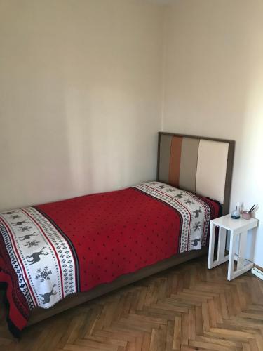 ein kleines Schlafzimmer mit einem Bett und einem Tisch in der Unterkunft Private Room in Istanbul #21 in Istanbul