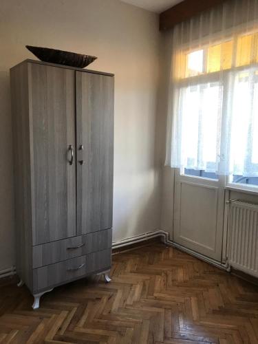 ein leeres Zimmer mit einem Schrank und einem Fenster in der Unterkunft Private Room in Istanbul #21 in Istanbul